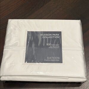 *NWT* Hudson Park Collection 500 thread count sateen king extra deep flat sheet
